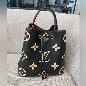LOUIS VUITTON
Empreinte Monogram Giant Neonoe MM Black Beige